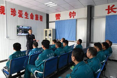 新密交警強化急救車駕駛員的交通安全培訓