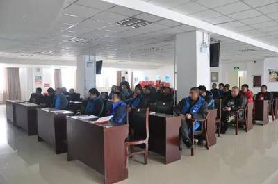 中通快遞集團吉林省管理中心汽運部和監(jiān)察部共同組織駕駛?cè)藛T進行安全教育培訓(xùn)