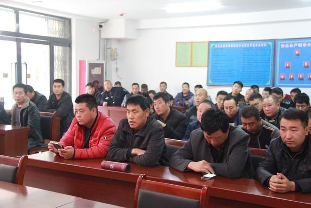 甘泉公安交警深入客運服務中心開展駕駛員交通安全培訓