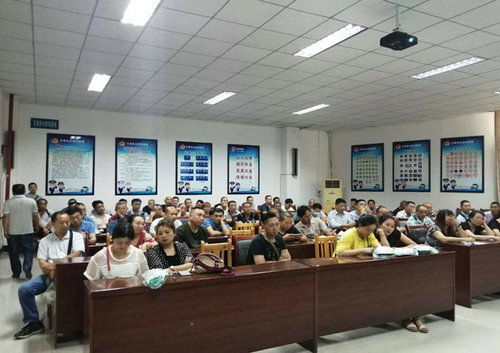 交警大隊召開全縣駕駛員六月汛期暨端午節前安全教育培訓會