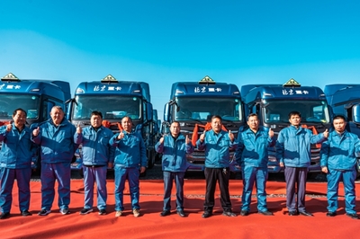 80臺北京重卡危化品牽引車交付淄博大客戶