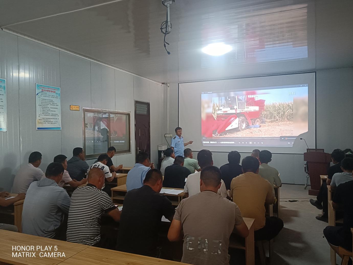 各地快報 金鄉(xiāng)縣舉辦農(nóng)機駕駛員"三夏"生產(chǎn)安全培訓(xùn)班