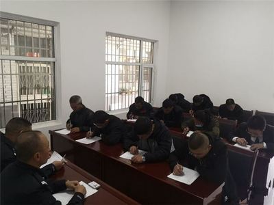 山西平順交警對(duì)摩托車駕駛員進(jìn)行集中培訓(xùn)